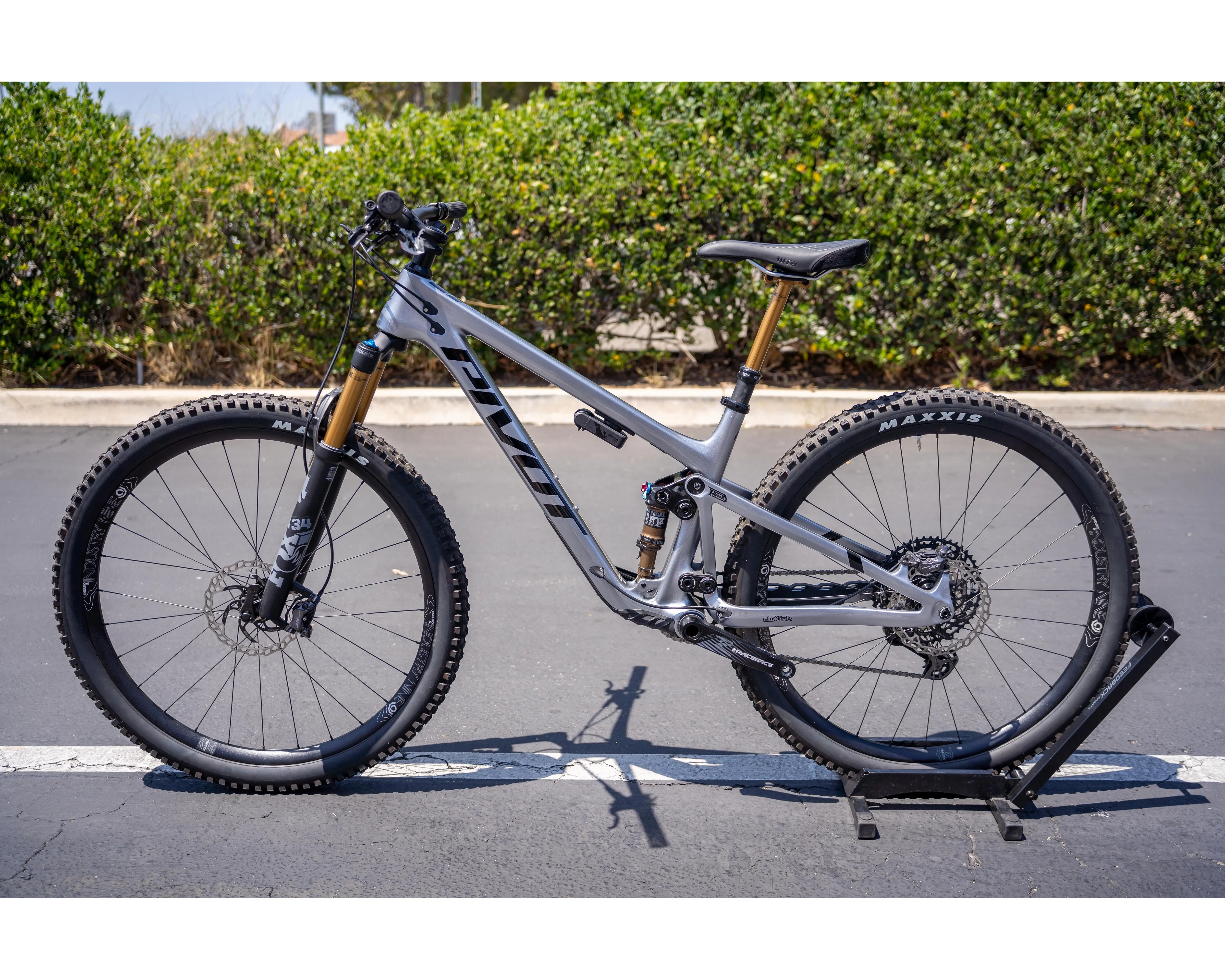 2021 Pivot Trail V3 Pro XT i9 Hub MetSil MD